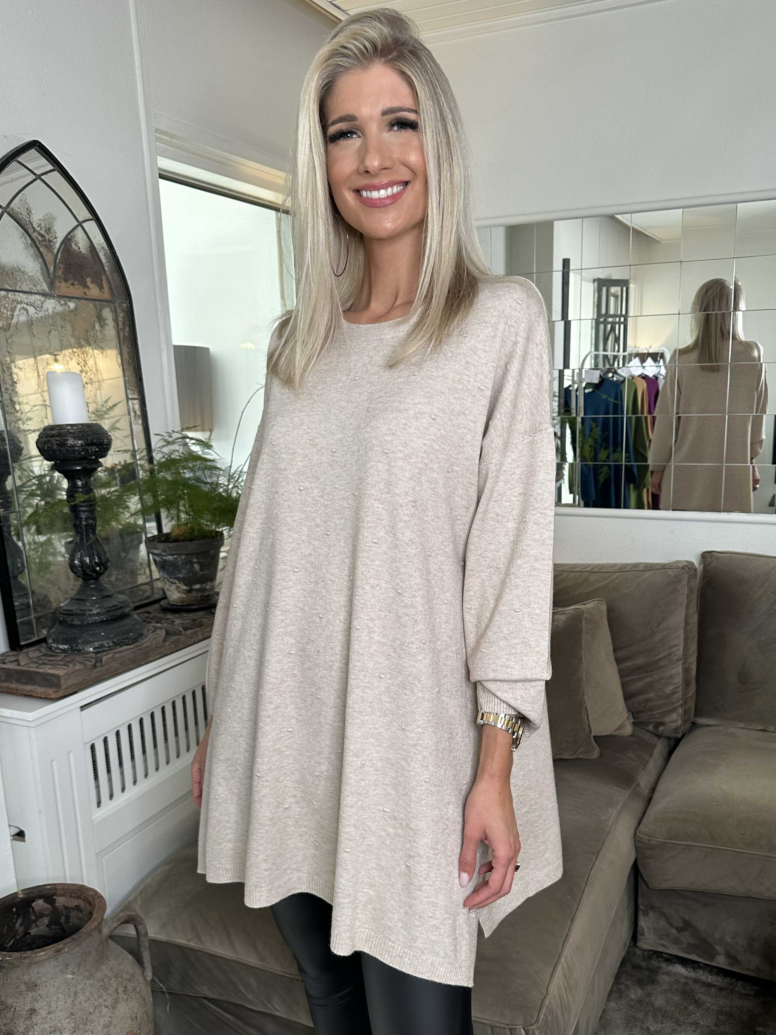 Zina - Strikbluse med prikket detaljer i stoffet